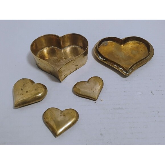 VINTAGE 4.5” BRASS HEART KEEPSAKE JEWELRY BOX W 3 SOLID BRASS HEART TRINKETS - Picture 2 of 12